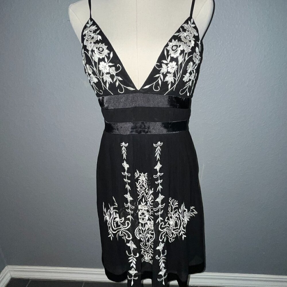 SUE WONG 100% Silk Embroidered Baby Doll Dress - Black w/ White Embroidery - 4
